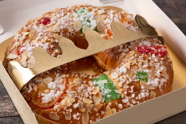 Dolce tipico spagnolo dell'Epifania "Roscon de Reyes" sul tavolo di legno