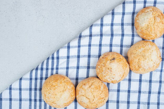 Dolci biscotti rotondi freschi sulla tovaglia