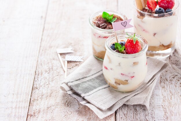 Dolci con fragole e biscotti