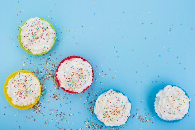 Dolci decorati appetitosi su fondo blu