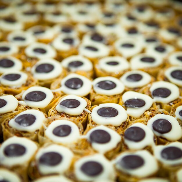 Dolci del rotolo di vista dell'angolo alto con cioccolato