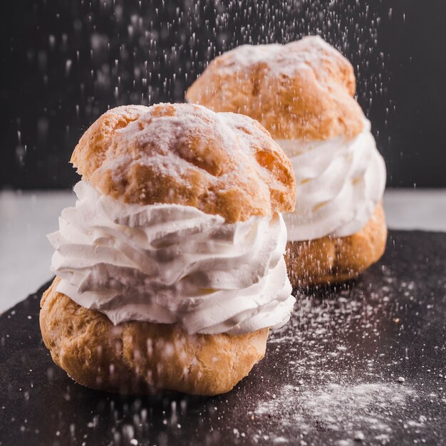 Dolci fatti con crema bianca