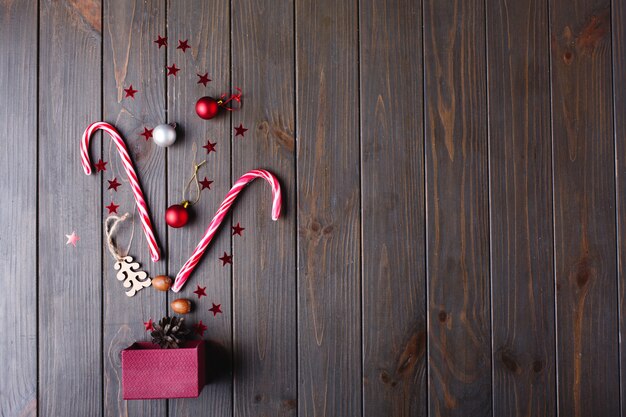 Dolci natalizi e posto per il testo. La scatola del regalo di Capodanno e altri piccoli dettagli si trovano