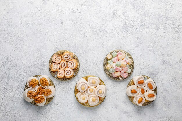 Dolci orientali. Delizia turca, lokum con noci, vista dall'alto.