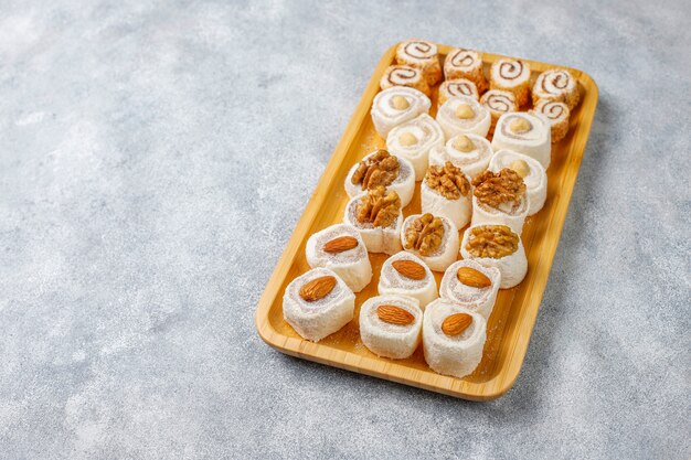 Dolci orientali. Delizia turca, lokum con noci, vista dall'alto.