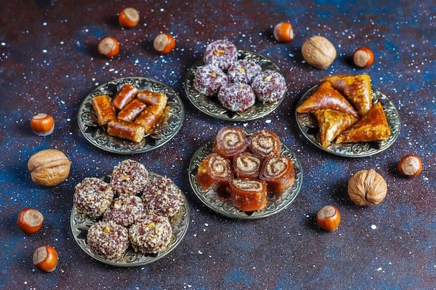Dolci orientali, delizia turca tradizionale assortita con noci.