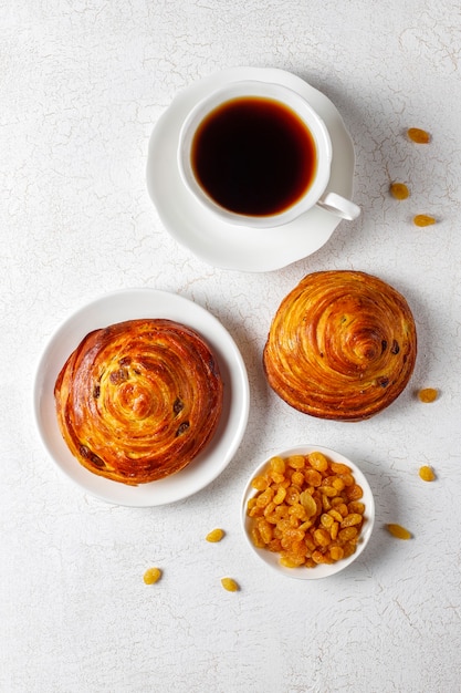 Dolci panini francesi rotondi con uvetta.