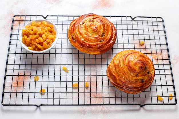 Dolci panini francesi rotondi con uvetta.