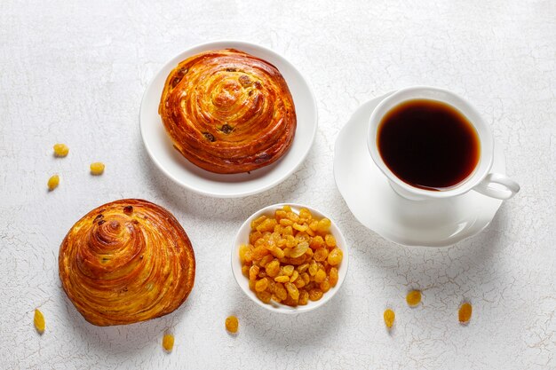 Dolci panini francesi rotondi con uvetta.