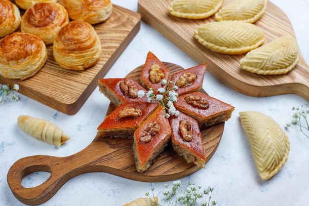 Dolci tradizionali dell'Azerbaigian shakarbura, bakhlava, qogal, biscotti mutaki, vacanze azere Novruz.