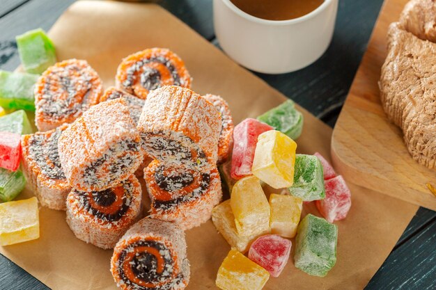 Dolci tradizionali orientali su fondo in legno