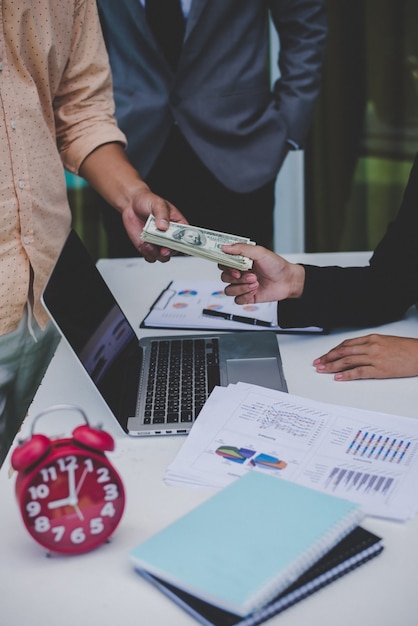 Dollaro di ufficio di lavoro sul posto di lavoro dell&#39;uomo d&#39;affari della donna