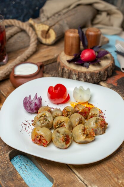 Dolma di cipolla caucasica con erbe e spezie.