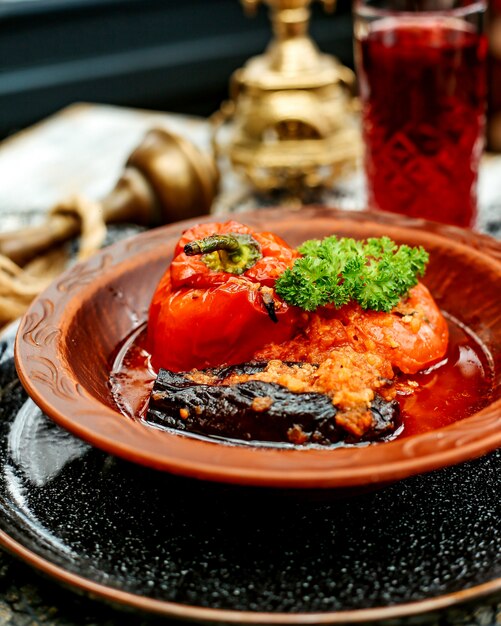 Dolma di tre sorelle ripieno di melanzane e peperoni cotti in olio