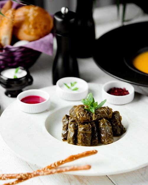 Dolma tradizionale a foglia nel piatto con salse