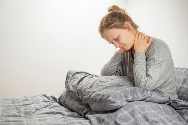 Dolore al collo sensazione ragazza frustrata