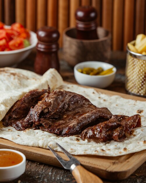 Doner barbecue caucasico in lavash.