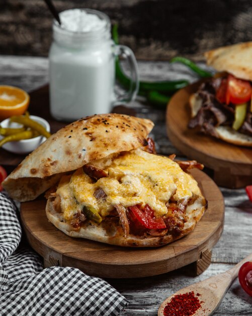 Doner con formaggio fuso nel pane.