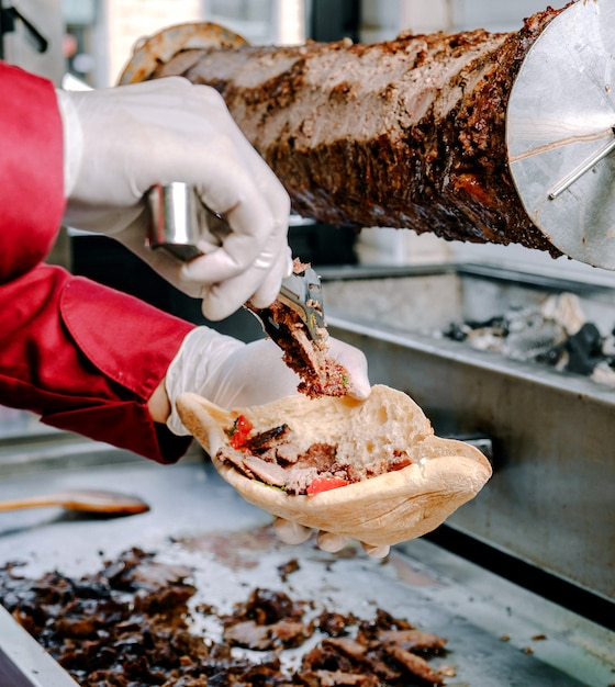 Doner di carne con pane sul tavolo