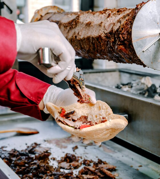 Doner di carne con pane sul tavolo