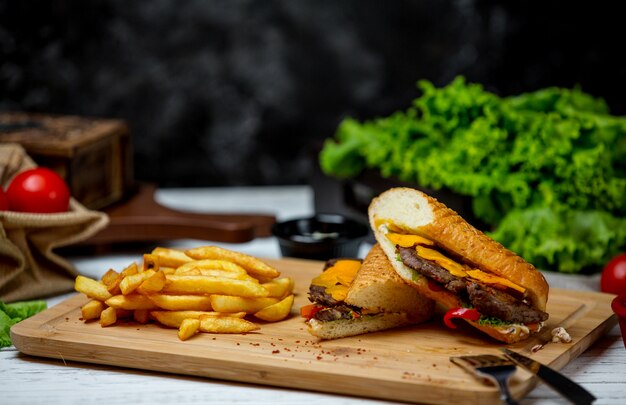 Doner di carne con patatine fritte laterali