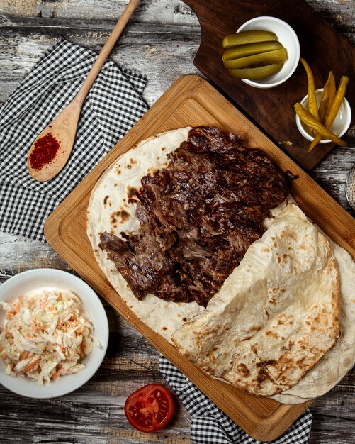 Doner di carne in vista dall'alto di lavash