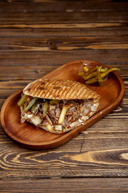 Doner di carne nel pane con patatine fritte