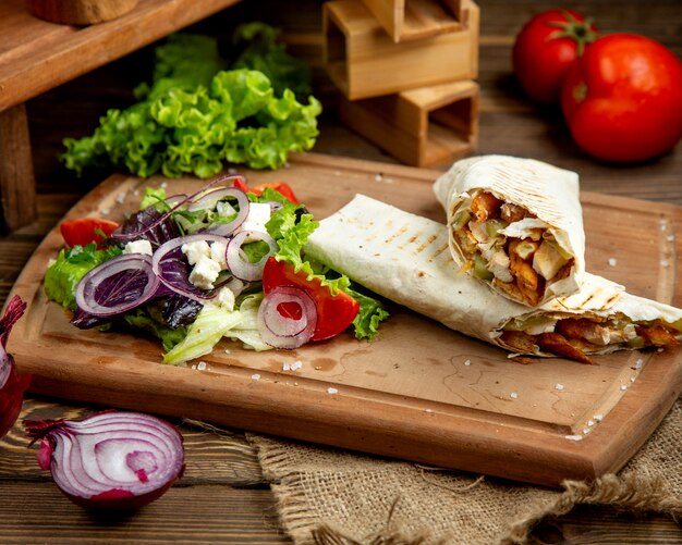 Doner di pollo con verdure tritate