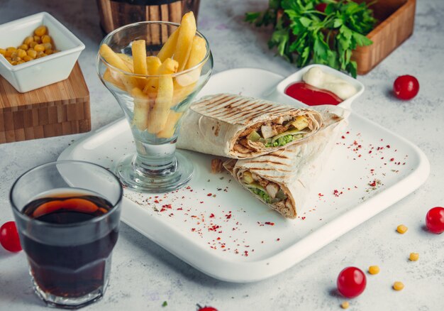 doner di pollo in lavash con patatine fritte e cola