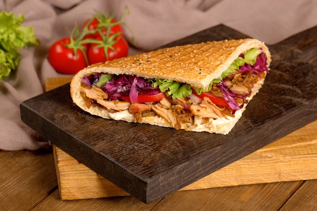 Doner di pollo nel pane su una tavola di legno