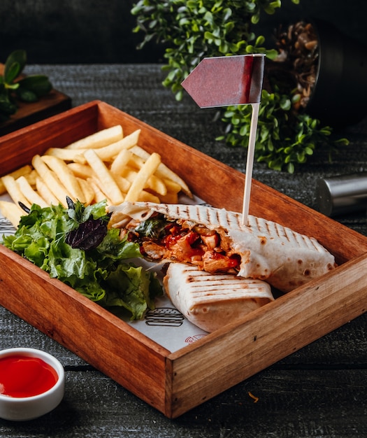 Doner fritto in lavash con patatine fritte