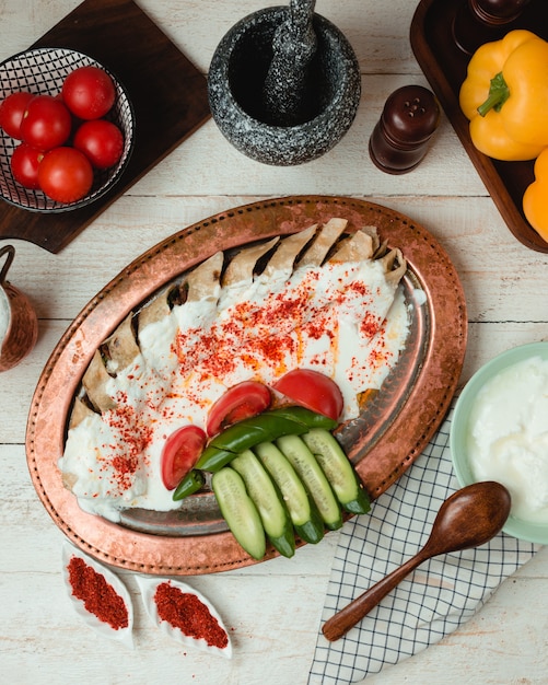 Doner in lavash con yogurt bianco, pomodori, cetrioli e peperoncino