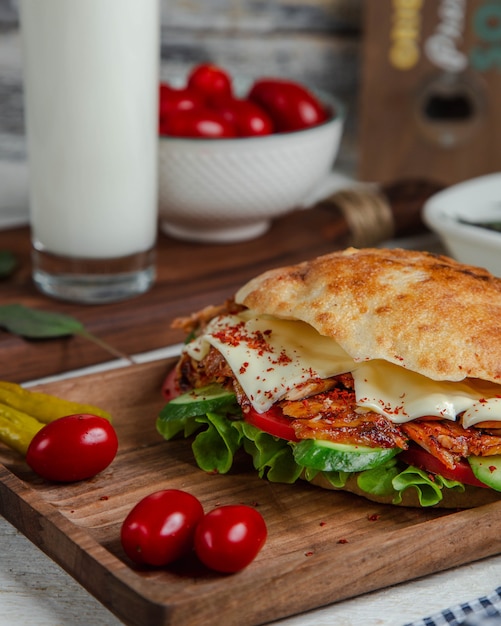 Doner turco di pane con carne e verdure.