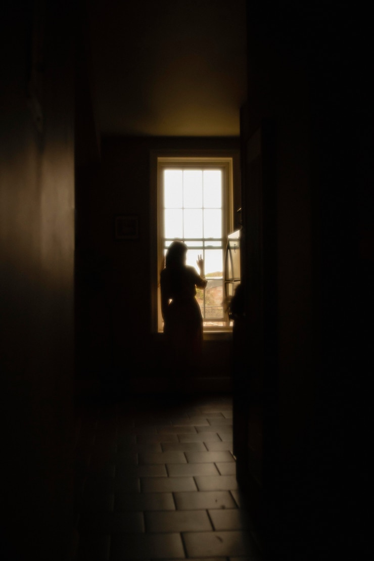 Foto gratuito donna a casa con luci misteriose intorno a lei