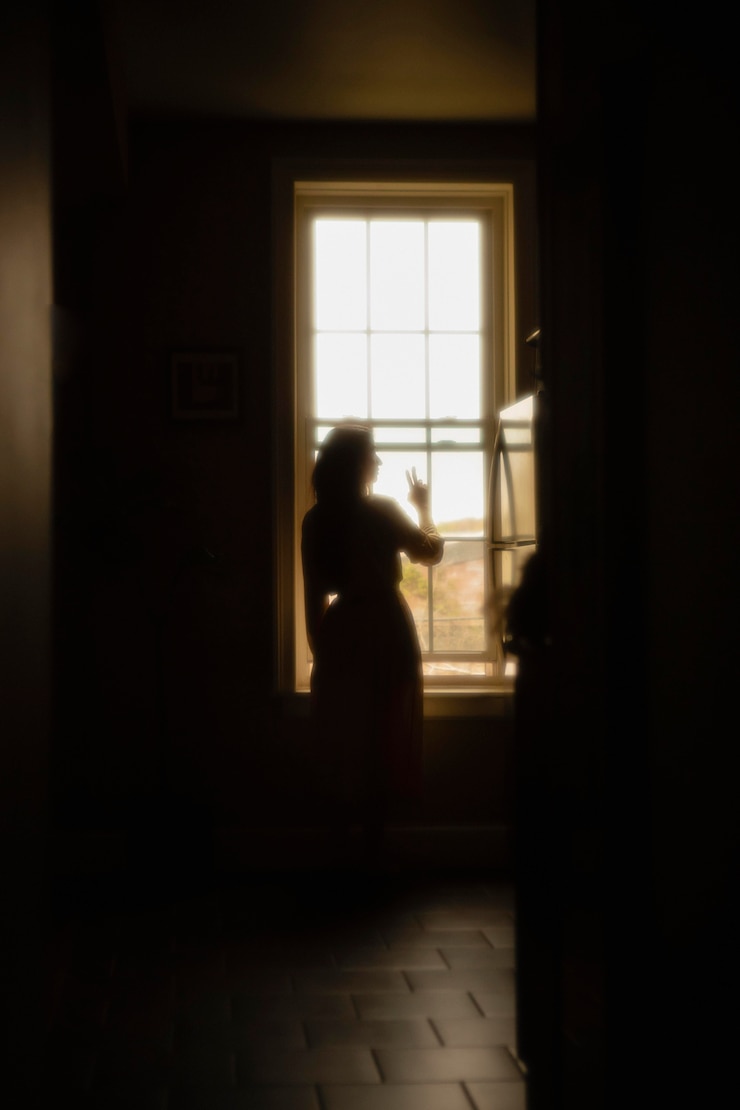 Foto gratuito donna a casa con luci misteriose intorno a lei