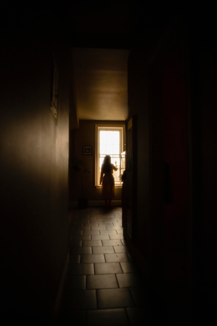 Foto gratuito donna a casa con luci misteriose intorno a lei
