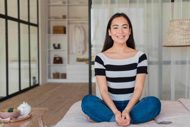 Donna a casa meditando