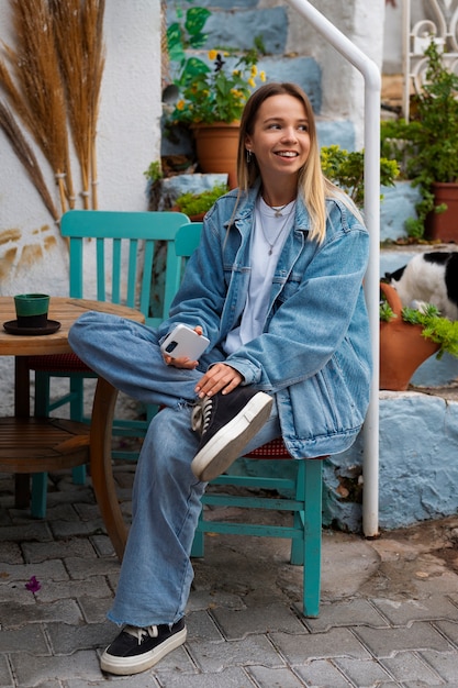 Donna a figura intera che indossa un completo in denim totale