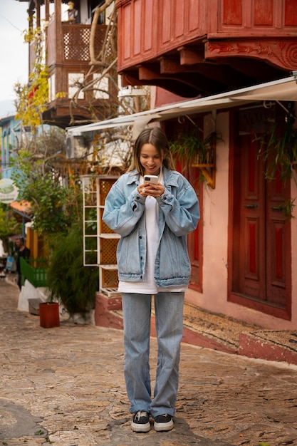 Donna a figura intera che indossa un completo in denim totale