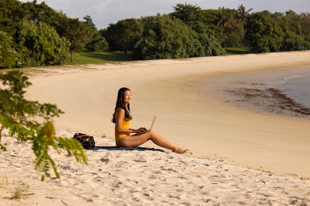 Donna a lungo raggio che lavora in spiaggia?