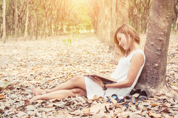 donna a piedi nudi godendo di un libro