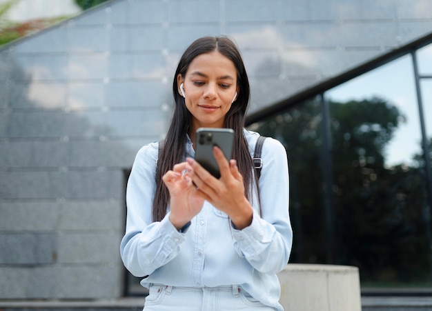 Donna a tiro medio con smartphone