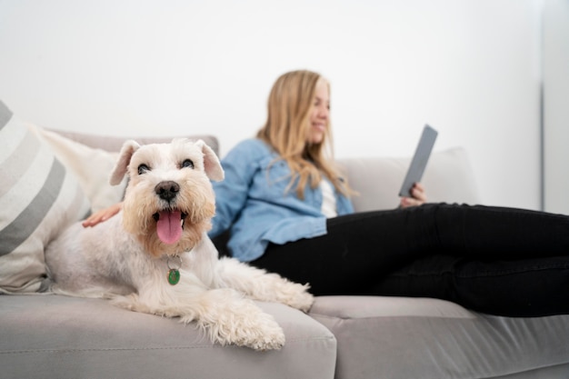 Donna a tiro medio con tablet e cane