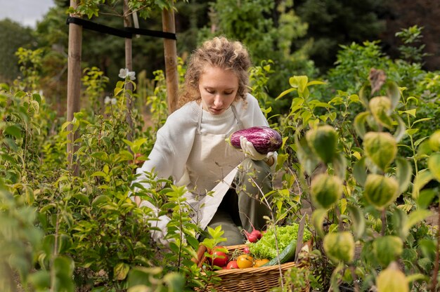 Donna a tiro medio con verdure