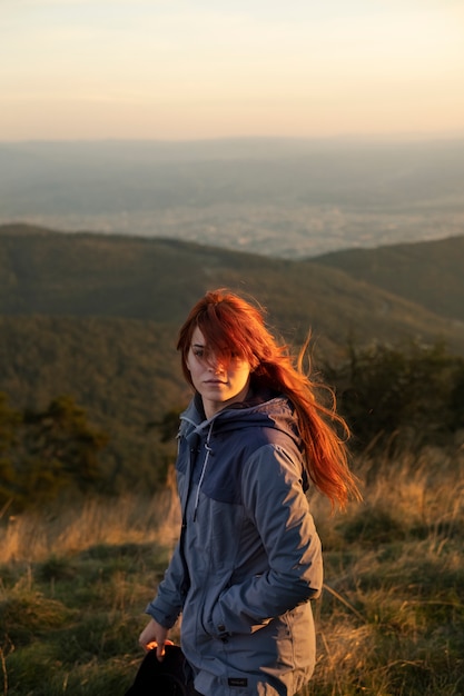 Donna a tiro medio in mezzo alla natura