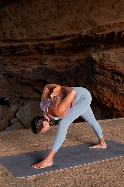 Donna a tutto campo che fa yoga