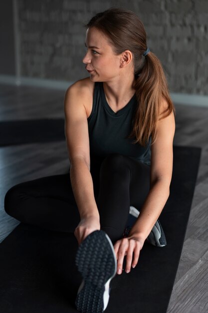 Donna a tutto campo che si allena in palestra