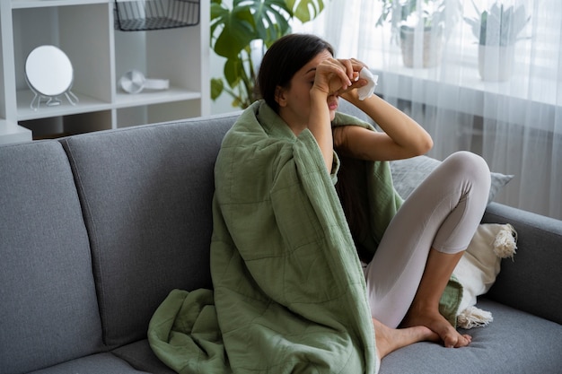 Donna a tutto campo che soffre di allergie