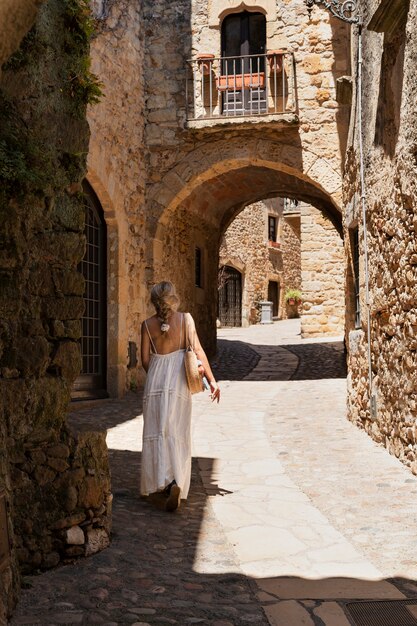 Donna a tutto campo che visita la città vecchia