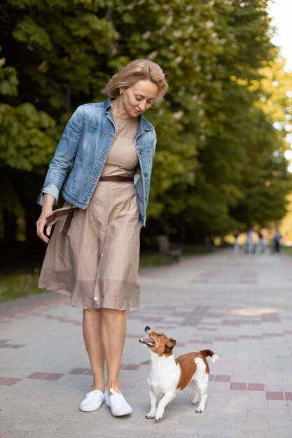 Donna a tutto campo con cane carino cute